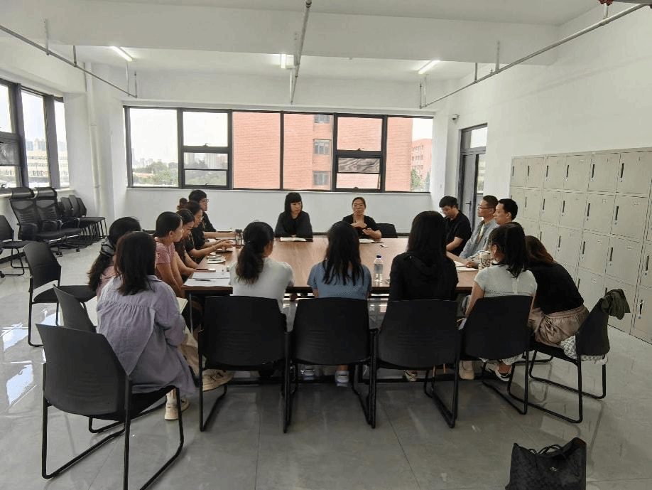 公共教育学院召开青年教师座谈会